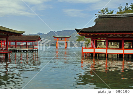 厳島神社 屋内 赤色 日本の写真素材