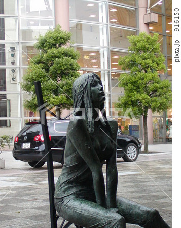 女性 銅像 富山 高岡の写真素材