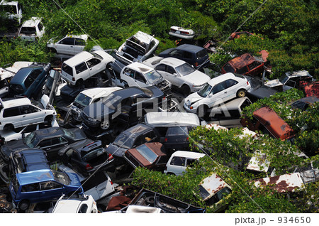 スクラップ 自動車 廃車 山積みの写真素材