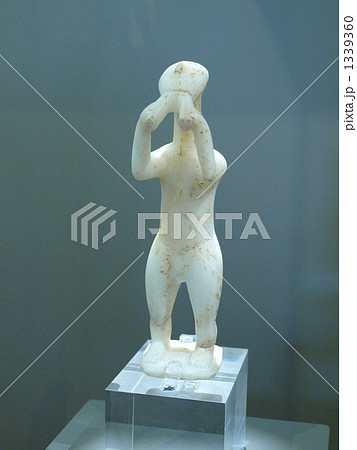 フルートを吹く人物像 ギリシア キクラデス文明の写真素材