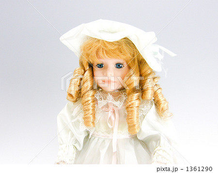 フランス人形 アップ 表情 白色の写真素材