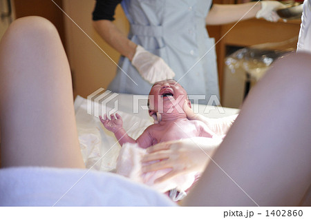 出産の瞬間 病院の写真素材