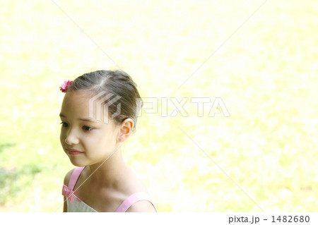 子供 女の子 人物 ハーフの写真素材