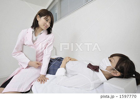 女子高生 診察室の写真素材