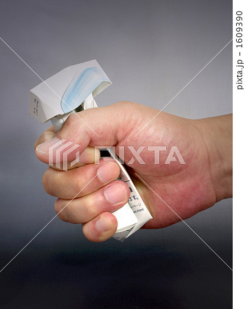 タバコ 握り拳 手 箱 握るの写真素材