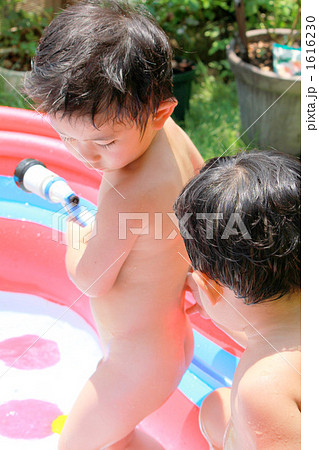 幼稚園　保育園　プール　全裸 水遊び 子供 プール 裸の写真素材 - PIXTA