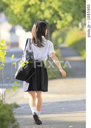 女性 後姿 若い ミニスカート 人物 長髪 1人 ロングヘアの写真素材