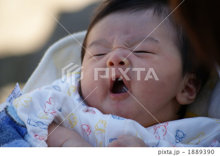 人物 子供 あくび 赤ちゃんの写真素材