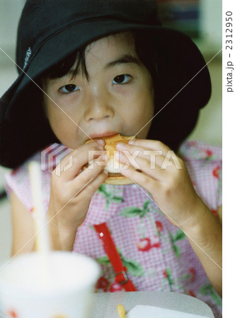 子供 食べる ハンバーガー かぶりつくの写真素材