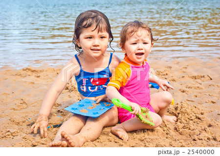 子供 外国人 女の子 海外 家族の写真素材