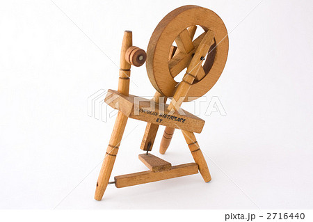 紡ぎ車 糸車 木製の写真素材