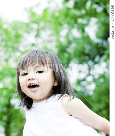 子供 外国人 ハーフ 園児 さわやか 女性 人物 かわいいの写真素材