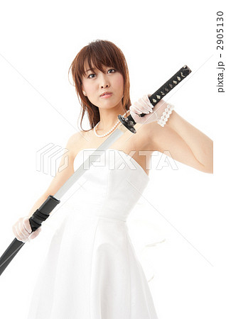 人物 女性 刀 日本刀 若い 美人 コピースペース 居合いの写真素材