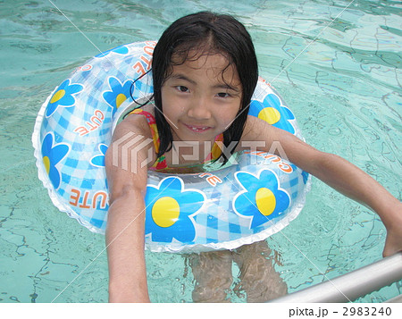 水着 女の子 浮き輪 午後の写真素材
