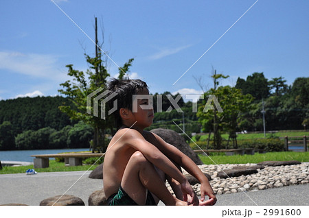 男の子 裸 座る 水遊びの写真素材