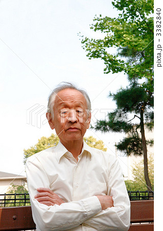 ７０歳以上 おじいちゃん 日常の写真素材