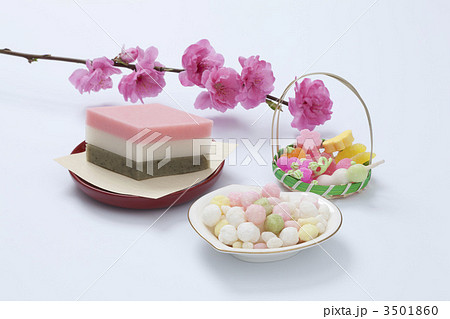 菱餅と雛あられと桃の花の写真素材