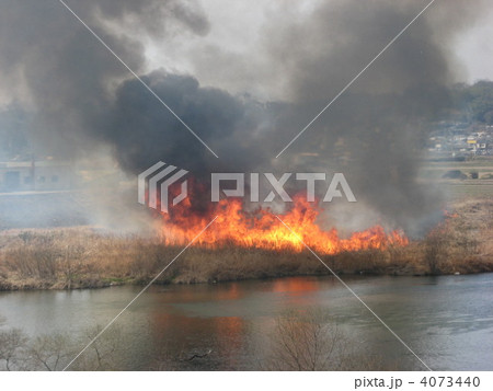 対岸 の 火事 と は 対岸の火事 とは 意味や使い方をご紹介