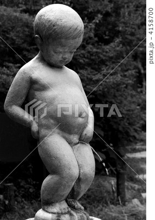 小便小僧 彫刻 像 六甲高山植物園の写真素材