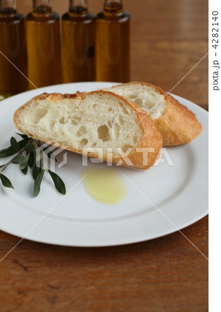 バケット フランスパン オリーブオイル スライスの写真素材