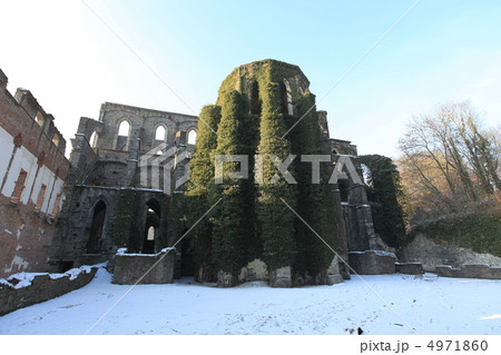 修道院 雪 遺跡 廃墟の写真素材