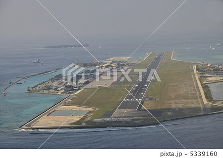 空港 マレ 空撮 モルディブの写真素材