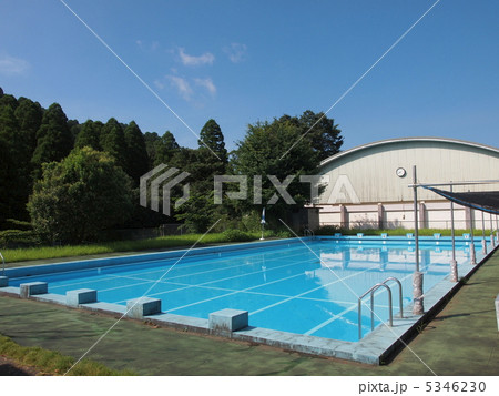 プール 夏 体育館 水の写真素材