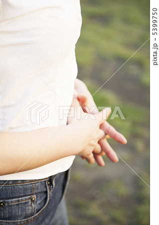 絡める 手の写真素材 Pixta
