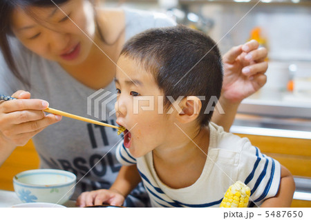 坊や 食事の写真素材