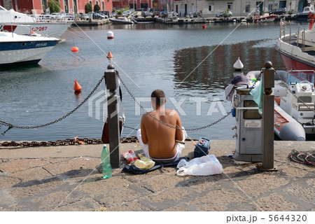 釣り人 後ろ姿 イタリア人 外国人の写真素材
