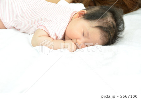 赤ちゃん 寝顔 女の子 日本人の写真素材