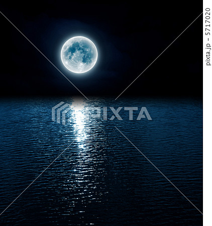 海 海面 水面 月夜のイラスト素材