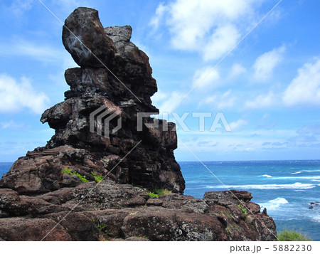 岩 ハワイ 崖 パワースポットの写真素材