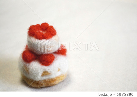 羊毛フェルト ケーキ お祝い 誕生日ケーキの写真素材