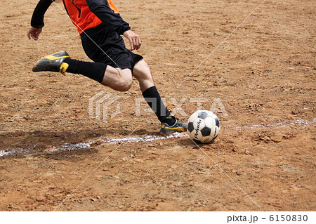 蹴る瞬間 瞬間 サッカーボールの写真素材