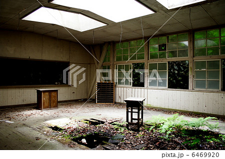 廃墟 朽ちる 退廃的 木造校舎の写真素材