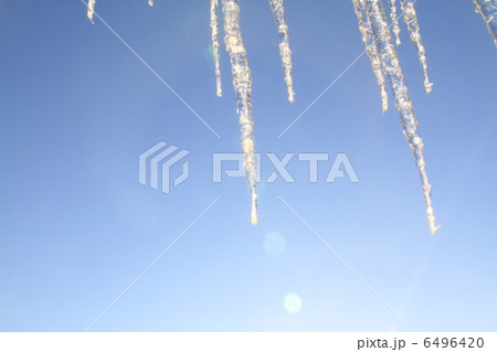 つらら 氷 きれい 冬空の写真素材