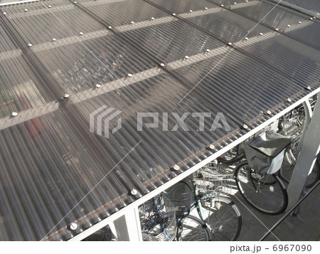 トタン屋根 自転車置き場 半透明 パーキングの写真素材