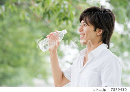 ペットボトル 飲む 水 男性の写真素材