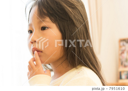 唇 乾燥 子供 女の子の写真素材