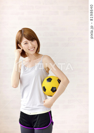 ガッツポーズ 女性 人物 サッカーボールの写真素材