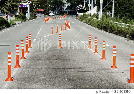 ポールコーン 車線分離標カバー オレンジ 道路の写真素材