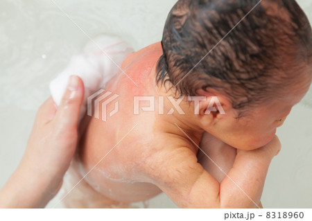 赤ちゃん 沐浴 新生児 背中の写真素材