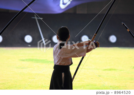 弓道 弓 武道 後ろ姿の写真素材