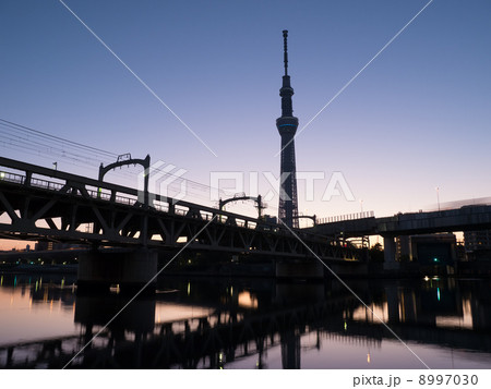 東京スカイツリー シルエット 隅田川 暗いの写真素材