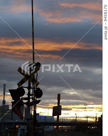 遮断機 マジックアワー 夕暮れ 踏切の写真素材