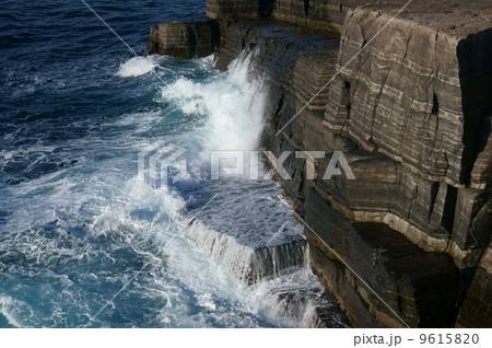 波 岸壁 大波 波濤の写真素材