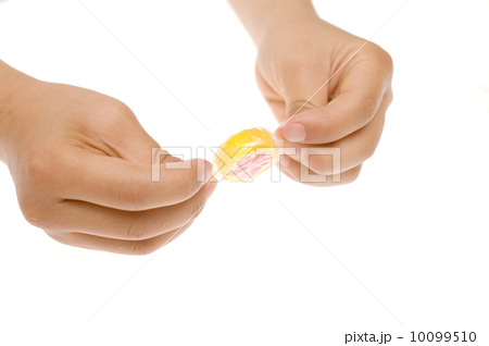 キャンディーを持つ子供の手の写真素材