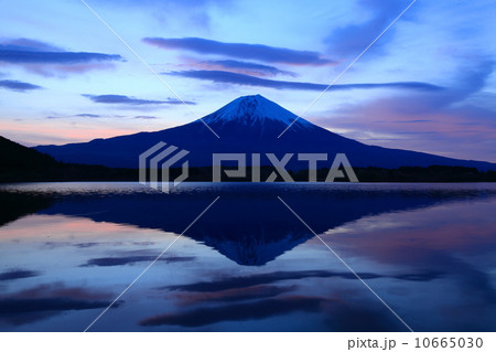 富士山 夜明け シルエット Mt Fuji きれい Fujiyamaの写真素材