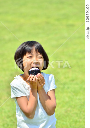 食べる 人物 女の子 おにぎりの写真素材